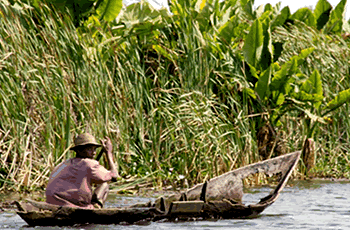 Scène de vie sur le Canal des Pangalanes,
Mananjary, MADAGASCAR Voyage a Madagascar, la Canal des Pangalanes du cote de Mananjary et sa tribu les Antambahoaka - un site de Pensee Chretienne - webmaster Ravo.Madagascar