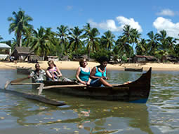 Voyage a Madagascar, Nosy Be et ses balades en pirogue a balancier - Photo Ravo.Madagascar webmaster de Pensee Chretienne 2013 ©