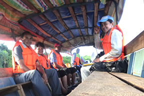 De gauche à droite :
Ravo.Madagascar, Sahondra, SG Olivier, le skipper et ma soeur Raivo
d Andovoranto à Ambila Lemaitso en bateau de location, février 2021 Ravo.Madagascar, voyage dans le Canal des Pangalanes, en bateau d Andovoranto à Ambila Lemaitso