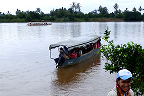 Le Bateau-Brousse d Andovoranto - Ambatobe - Brickaville
Sur la photo : ma soeur Raivo
Photo Ravo.Madagascar 2021 © Ravo.Madagascar, voyage dans le Canal des Pangalanes, en bateau-brousse d Andovoranto à Ambatobe puis Brickaville