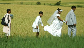 La vie est belle, mais courte qu'il faut la partager
( Slogan d'une agence matrimoniale ) -
Photo : Ravo.Madagascar 2006 © Les Relations humaines, Pensee Chretienne, Madagascar, Mariage a la campagne, Photo Ravo.Madagascar ©