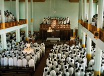 Vente de Photos en ligne, des Photos de Madagascar, Soatanana, dans le temple des hommes en blanc, Ravo.Madagascar photo 2007