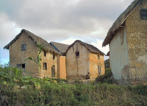 Vente de Photos en ligne, des Photos de Madagascar, architecture typique des Hautes Terres centrales de Madagascar, dans la region du Betsileo, Ravo.Madagascar photo 2007