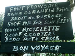 Pont provisoire sans garantie ...
Droit de passage 500 F par tete ... Bon voyage Madagascar, le Parc National Masoala a Maroantsetra - Pensee Chretienne, webmaster Ravo.Madagascar