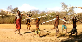 happiness, poor people in Marofandilia, Morondava area, Madagascar, Christian thought, webmaster : Ratsimbazafy Ravo Nomenjanahary