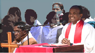 Sortie de la 2e promotion des évangélistes AFF du SPIA 19 - Mai 2017 SA AFF SPIA 19 Synodamparitany Iarivo Avaradrano, Pasteur FJKM Madagascar, Pasteur Triomphe et les delegues du AFF FJKM Ankadifotsy : Faly et Ravo.Madagascar