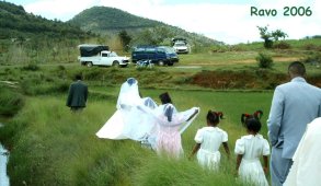Mariage à la campagne, Madagascar
Photo : Ravo 2006 © - Région de l'Imerina, Antananarivo, Tana Antananarivo, Madagascar, Mariage a la campagne - Photo Ravo.Madagascar 2006 © - un site de Pensee Chretienne, Webmaster Ravo.Madagascar