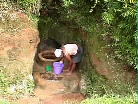 Ambohipeno, Antananarivo, Madagascar, le puits
Pensee Chretienne, photo Ravo 2003 © Villages des Hautes Terres centrales, Madagascar - Ambohipeno Ambohimanambola, Ankorona Ambatomanga, Antsakaviro Ankadinandriana - Pensee Chretienne, webmaster Ratsimbazafy Ravo Nomenjanahary, Ravo.Madagascar